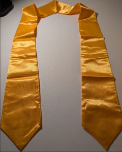 Estola/faja de graduación satinada amarilla - 30" de largo - Imagen 1 de 1