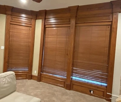 "Persianas de madera real de calidad de 2 1/2"" acabado cerezo 46 1/2x83"" - dos disponibles" Foto 1 de 4