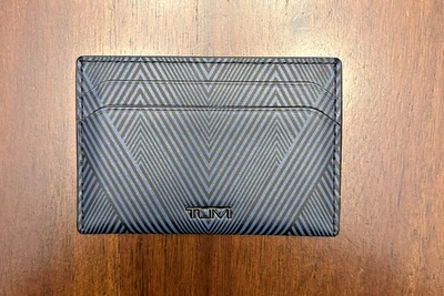 Estuche para tarjetas delgado TUMI Nassau cuero azul marino/negro Foto 1 de 4