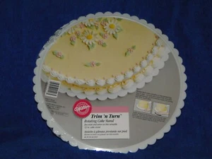 WILTON VINTAGE TRIM N TURN CAKE STAND #2103-2518, FLUTE-EDGED 12" PLATE WHITE MO - Picture 1 of 1