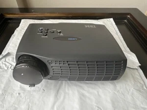 IBM iLM300 DLP Projector Portable HD 1080i HDMI, w/Cables, Remote & Carry Case - Picture 1 of 7