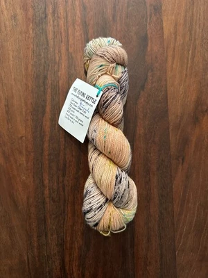 The Flying Kettle Yarn (planeador 2 capas, peso de dedo) en color: Goin' Commando Foto 1 de 2