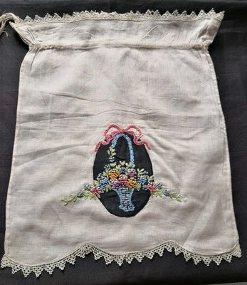 PRETTY HAND EMBROIDERED HANDKERCHIEF SACHET (early 20th Century) - Image 1 of 4