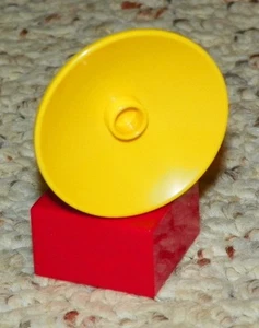 Lego - Duplo Satellitenschüssel / Radarschüssel - gelb mit rotem Sockel - Bild 1 von 1