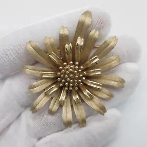 VTG Trifari 1960s Daisy Flower Brooch Brush Gold Tone Statement Pin - Picture 1 of 9