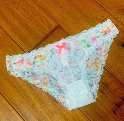 NUEVO CON ETIQUETAS Victoria's Secret Dream Angels S Floral Satinado Encaje Nylon Bragas PEQUEÑAS DE COLECCIÓN Foto 1 de 4