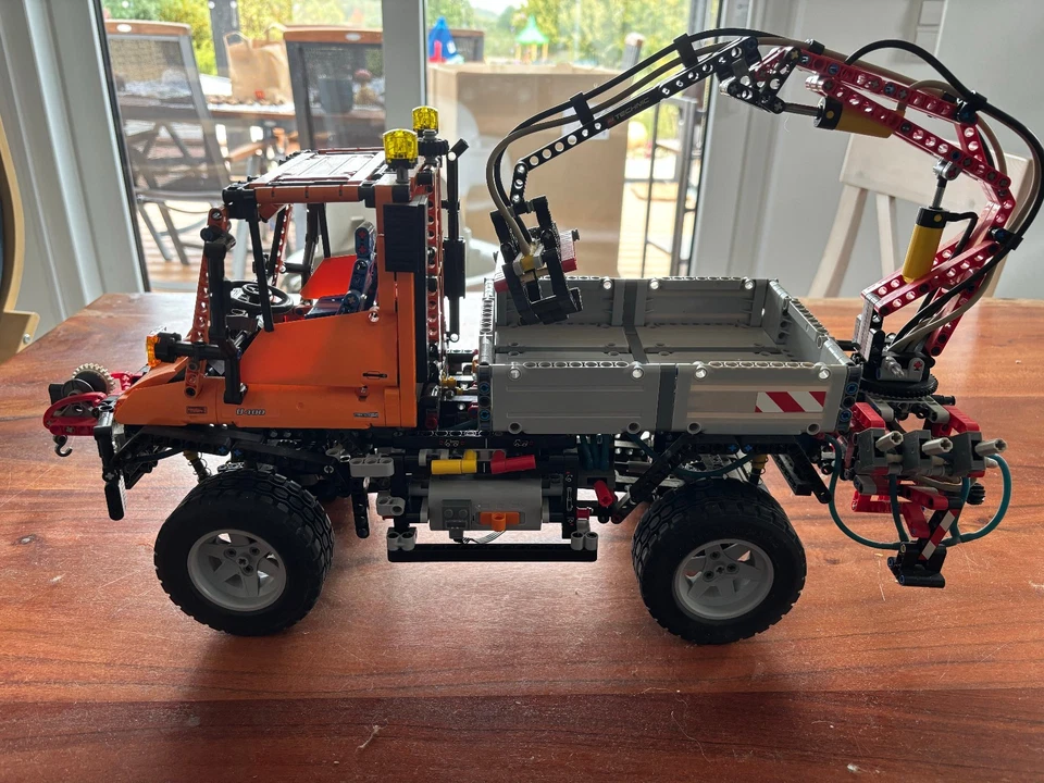 LEGO TECHNIC 8110 : Mercedes-Benz Unimog U 400 Elektrisch und Hydraulisch - Bild 1 von 4