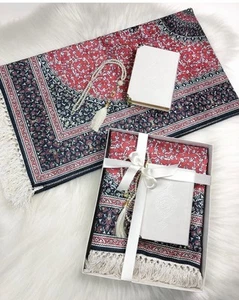 Red Silky Fabric Prayer Rug Velvet Holy Arabiq Quran (20x14 cm) Tasbeh - Picture 1 of 5