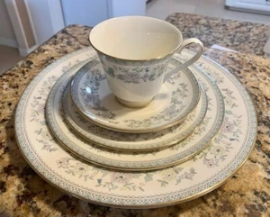 Gorgeous 5-piece Setting of Royal Doulton Minton Bone China - Bordeaux Pattern - Picture 1 of 9