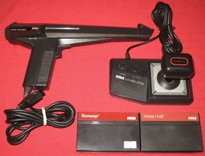 SEGA MASTER LOT 3 Control Pad + 1 Control Stick + 1 Light Phaser + Rampage Game - Picture 1 of 2