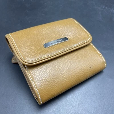 Mini billetera de cuero sintético marrón pequeña doble pliegue ranuras para tarjetas visor de identificación Nine West Foto 1 de 4