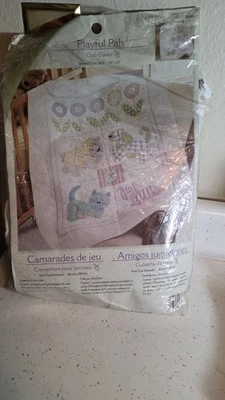 BUCILLA 婴儿床盖 PLAYFUL PALS 印章交叉缝线套件 34x 43 — 第 1/4 张图片