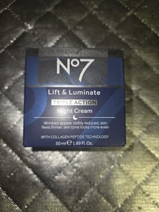 No7 Lift & Luminate Dreifachwirkung Nachtcreme reduziert Falten/strafft die Haut 1,69oz - Bild 1 von 1