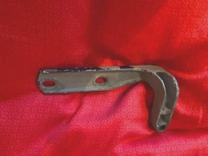 BMW neue Klasse Viertürer Scharnier für Heckklappe rechts - Bild 1 von 2