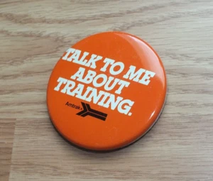Botón de metal coleccionable vintage de Amtrak Talk to Me About Training - Imagen 1 de 3