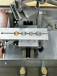 7 EE. UU. SOPORTE PARA MONEDAS PARA TORNILLO DE GRABADO HERMES NUEVO PARA LIMPIEZA, REPARACIÓN, ETC. - Imagen 1 de 20