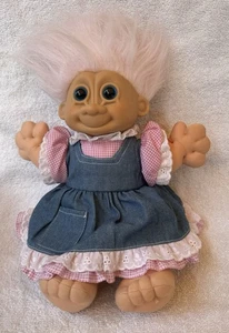 "Muñeca Russ Troll Kidz DAISY 12"" Denim Rosa Cuadros Encaje Vestido Pañal De Colección Usada en Excelente Condición" - Imagen 1 de 8