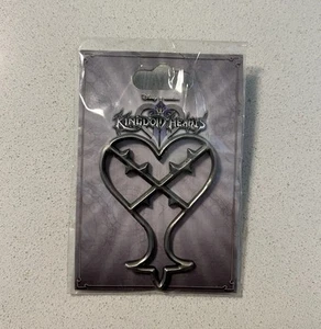 Disney Hot Topic Kingdom Hearts Heartless Symbol Pin Rare ON CARD Hard To Find - Bild 1 von 6