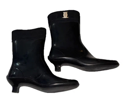 Salvatore Ferragamo Talla 7 Puntera Almendra Tacón Gatito Vara Arco Goma Botas de Lluvia Foto 1 de 4
