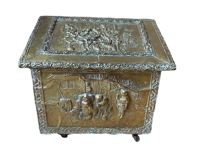 ANCIEN GRAND COFFRE EN BRONZE EMBOUTI DÉCOR VIE AU MOYEN ÂGE  - Photo 1/4