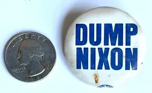 SPILLA ORIGINALE VINTAGE "DUMP NIXON" ANTIPRESIDENTE NIXON SPILLA POSTERIORE PULSANTE PINBACK - Foto 1 di 2