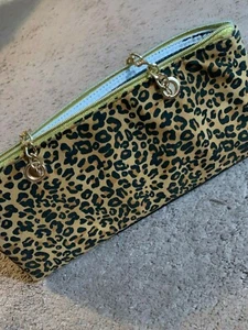 Bolso de mano aislado con estampado de leopardo - Imagen 1 de 2