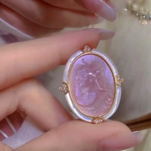 L18 Anhänger Meerjungfrau aus Muschel Rand aus Perlmutt vergoldet Silber 925 - Bild 1 von 1