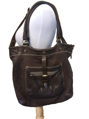 BOLSO BANDOLERA/BOLSO DE MANO CAVALCANTI DE CUERO CHOCOLATE DE DISEÑO ITALIANO CON TACHUELAS DE LATÓN Foto 1 de 4