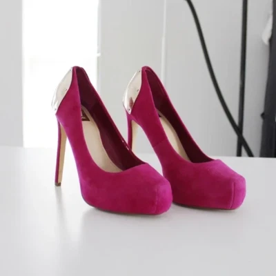 Zapatos de salón DV Dolce Vita de gamuza con plataforma de aguja con acento de placa de tacón rosa 7 $120 Foto 1 de 4