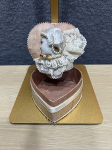 Joyero vintage estilo victoriano en forma de corazón con cabeza de muñeca, encaje y perlas - Imagen 1 de 7