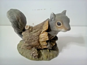 Homco Masterpiece Porcelain Mizonu Grey Squirrel in Hollow Log Resin Figurine - Picture 1 of 8