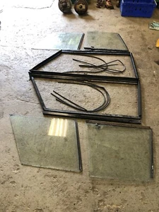 Range Rover Classic - 2 door - Rear side window assemblies for early cars - Picture 1 of 6