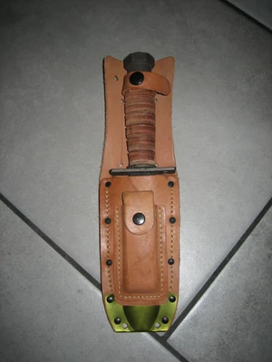 Cuchillo de piloto de supervivencia de caza Camillus 1972 vintage con funda de cuero, piedra de afilar Foto 1 de 4