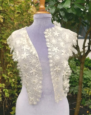 EIN UNBENUTZTER ANTIKER NANDUTI ODER TENERIFFA SEIDENSPITZENKRAGEN - Bild 1 von 4