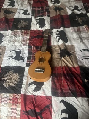 Ukelele marrón y negro Foto 1 de 3