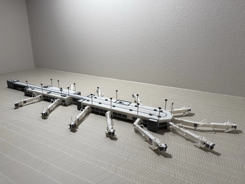 1:400 Model Airport Domestic Terminal w Functional Jet bridges (11) - Image 1 of 4