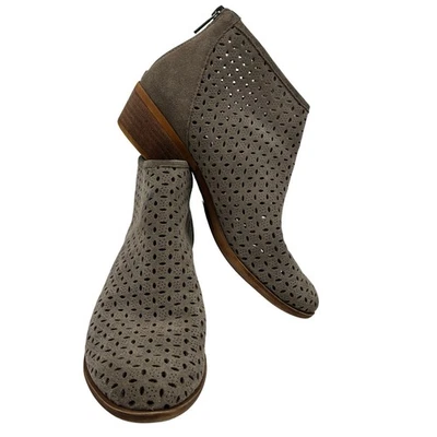 Botas al tobillo Lucky Brand para mujer de gamuza perforada de 8,5 m color topo tacón bloque cremallera trasera Foto 1 de 4