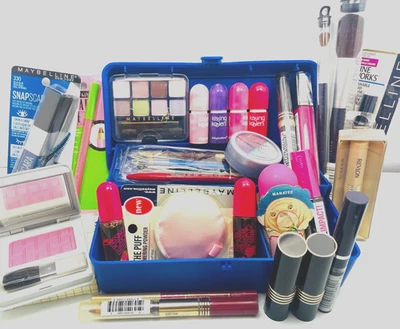 30 PIEZAS COSMÉTICOS AÑOS 80 - Maybelline labios besando, Caboodles, Love's Baby, sombra de ojos Foto 1 de 4