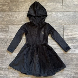 Neu mit Etikett Rock Your Baby Kind Fit & Flare Kleid mit Kunstfellkapuze Größe 4 schwarz - Bild 1 von 5