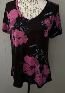 NEW RELEASE Lularoe Christy T V Neck Shirt Medium M Beautiful Dark Flower New - Picture 1 of 4