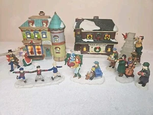 VTG Lighted Ceramic Winter Train Station & Mid-town Bank W/ Figurines Lot - Imagen 1 de 15