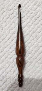 Limited Edition Furls Häkelnadel - Spitzenholz - Größe G+ (4,5 mm) - Bild 1 von 5