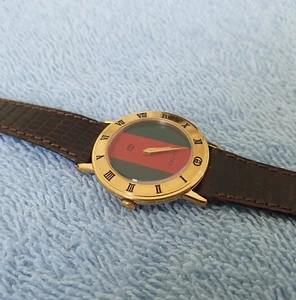 Gucci 3001L 18K vergoldete Damenuhr mit grünem & rotem Zifferblatt (A278) - Bild 1 von 8