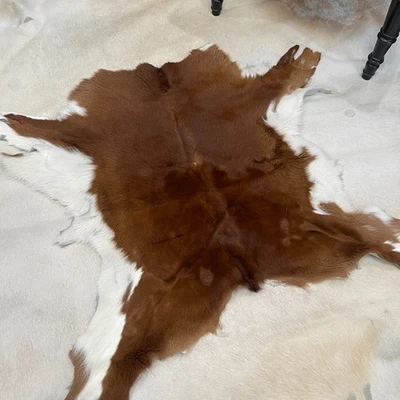 Alfombra de piel de becerro real Avetco blanca y marrón piel tono exótico #C07 - 30-33" x 24-27" Foto 1 de 4