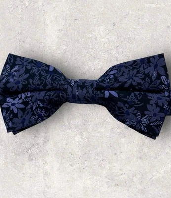 NOVA GRAVATA BORBOLETA BRUUN & STENGADE algodão preto cinza roxo floral W:2.2" - Imagem 1 de 4