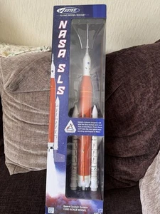 Estes SLS flying Model rocket Kit - Picture 1 of 3