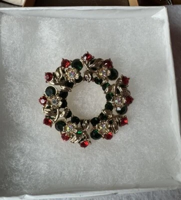 New MONET  Rhinestone  CHRISTMAS WREATH Brooch  Gold Tone NIB - Image 1 of 3