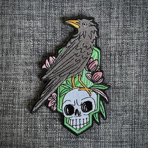 GRAVEYARD CROW Skull & Headstone 100% Embroidered Patch Badge Motif Iron-On - Picture 1 of 2