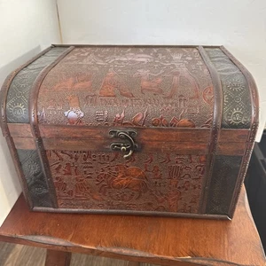 Vintage Holz Aufbewahrungstruhe Box mit geprägten ägyptischen Motivplatten - Klappdeckel - Bild 1 von 10