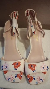 Kate Spade Delphine Size 8 Cream With Flowers  - Picture 1 of 6